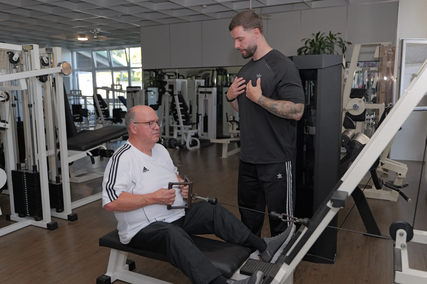Kevin im persönlichen Gespräch mit einem Kunden im Fitnessstudio