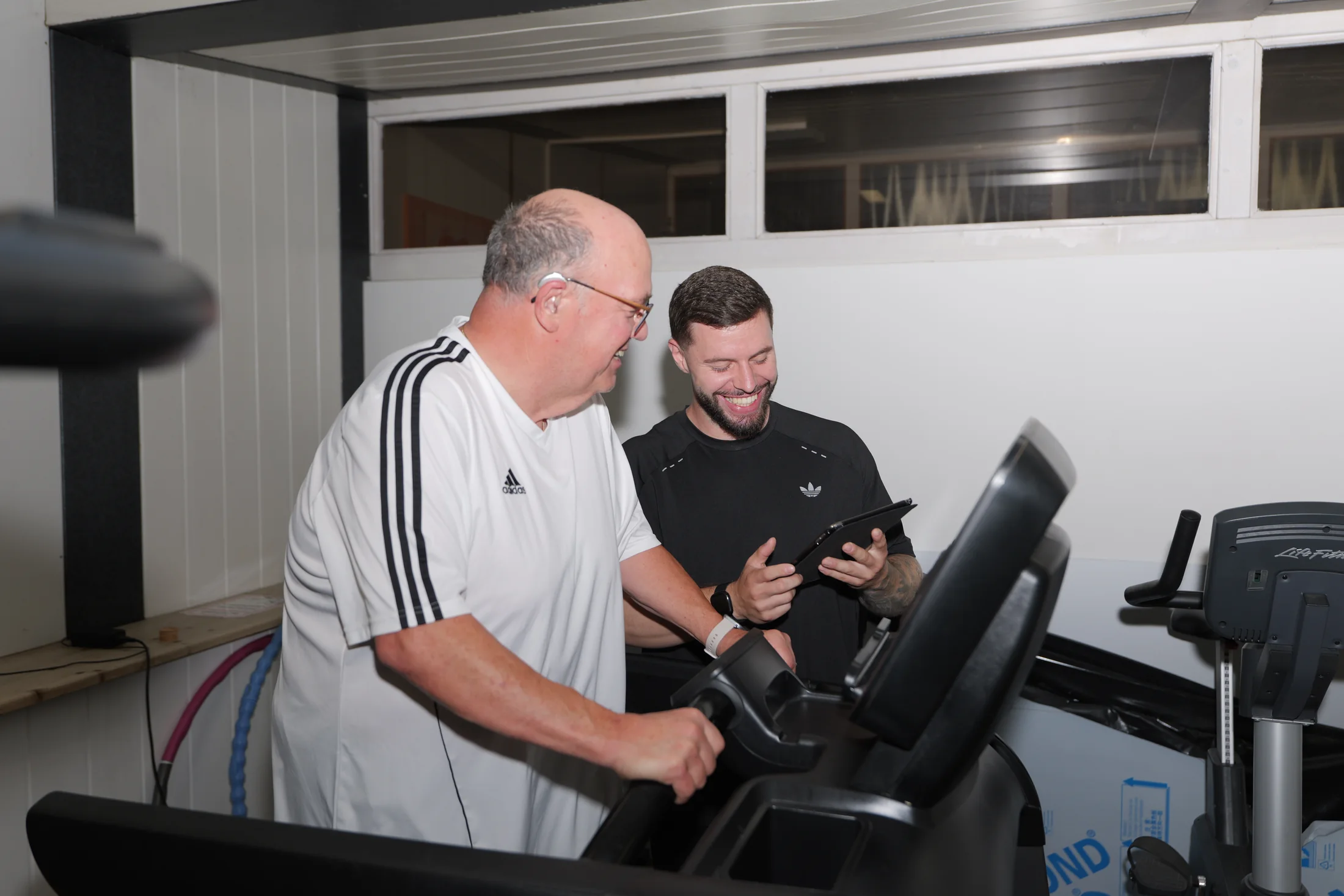 Kevin erklärt einem Kunden die Trainingsplanung
